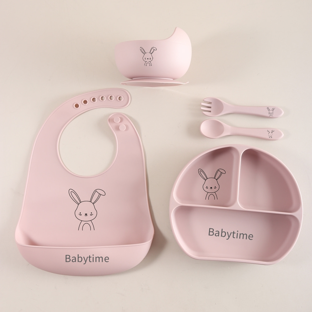 Silicone Baby Bibs - 5点セットのベビー食器セット。食品グレードのシリコン製で、よだれかけ、吸盤付きプレート、ボウル、スプーン、フォークが含まれ、離乳食に最適なギフトセットです。