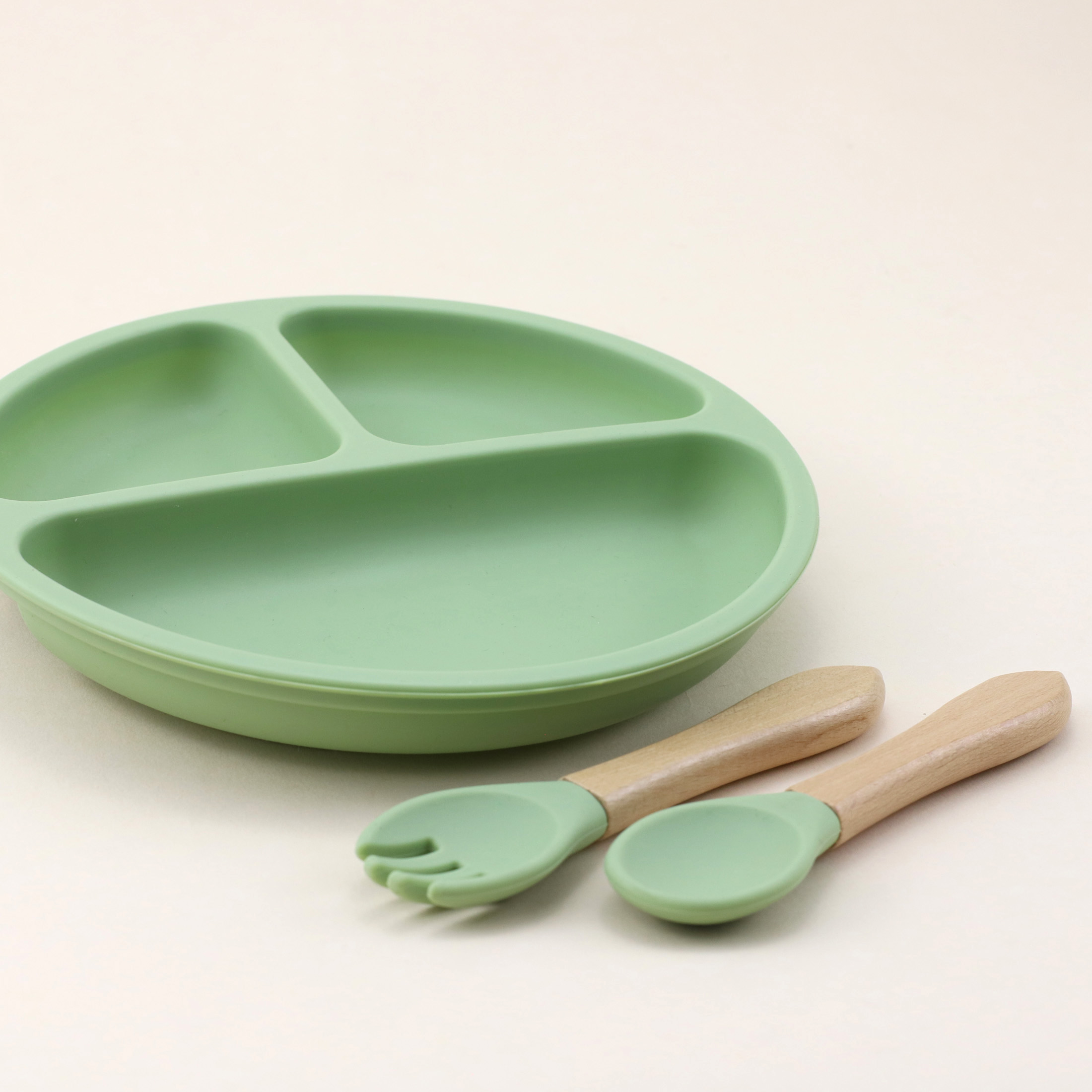 シリコン食器7点セット、ベビーよだれかけ、ダイニングプレート - Silicone Baby Bibs のレビューと価格